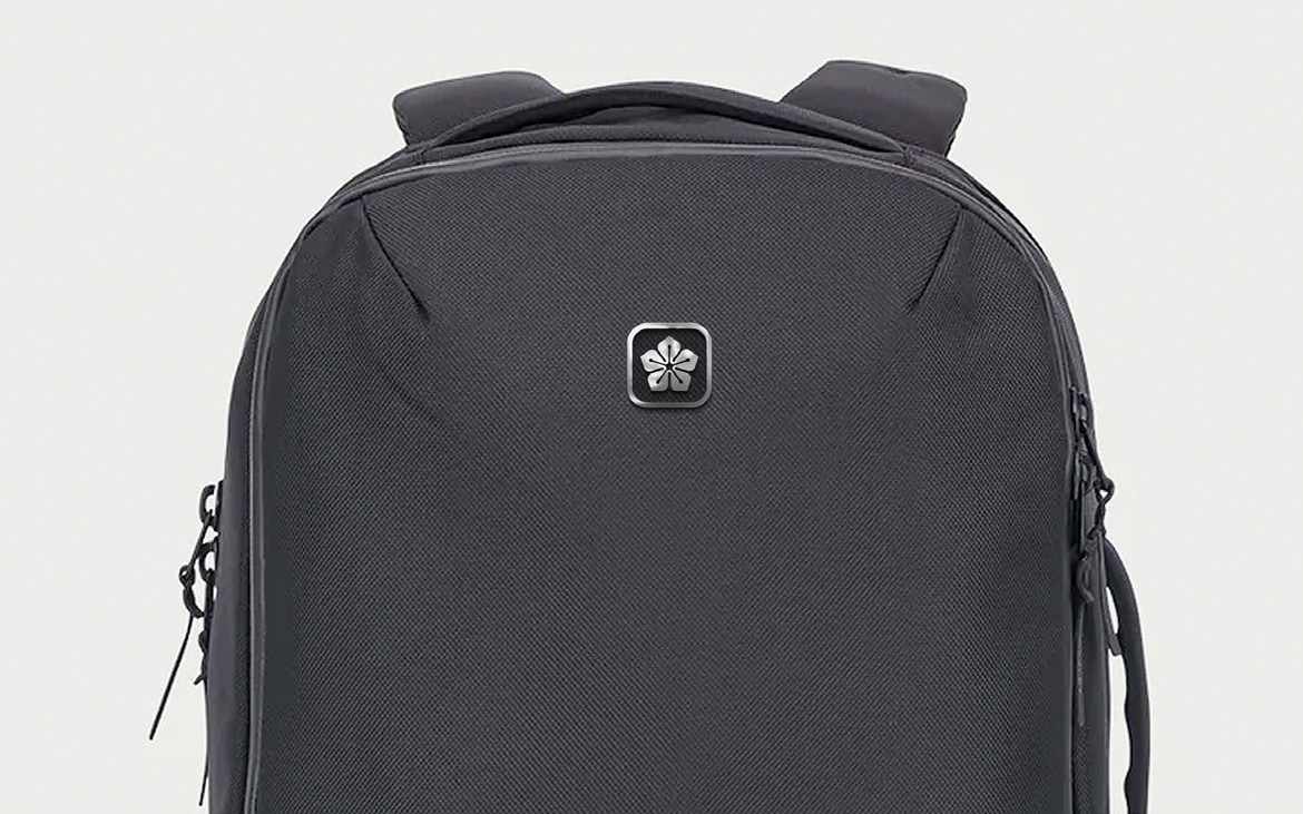 Mochila negra con el símbolo de BAUHIN en el frente